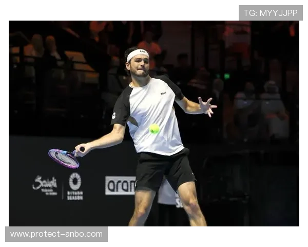 网球界最新动态：顶尖选手激烈角逐大满贯赛事精彩瞬间